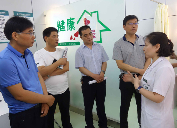 興平市人大代表調研健康一體機